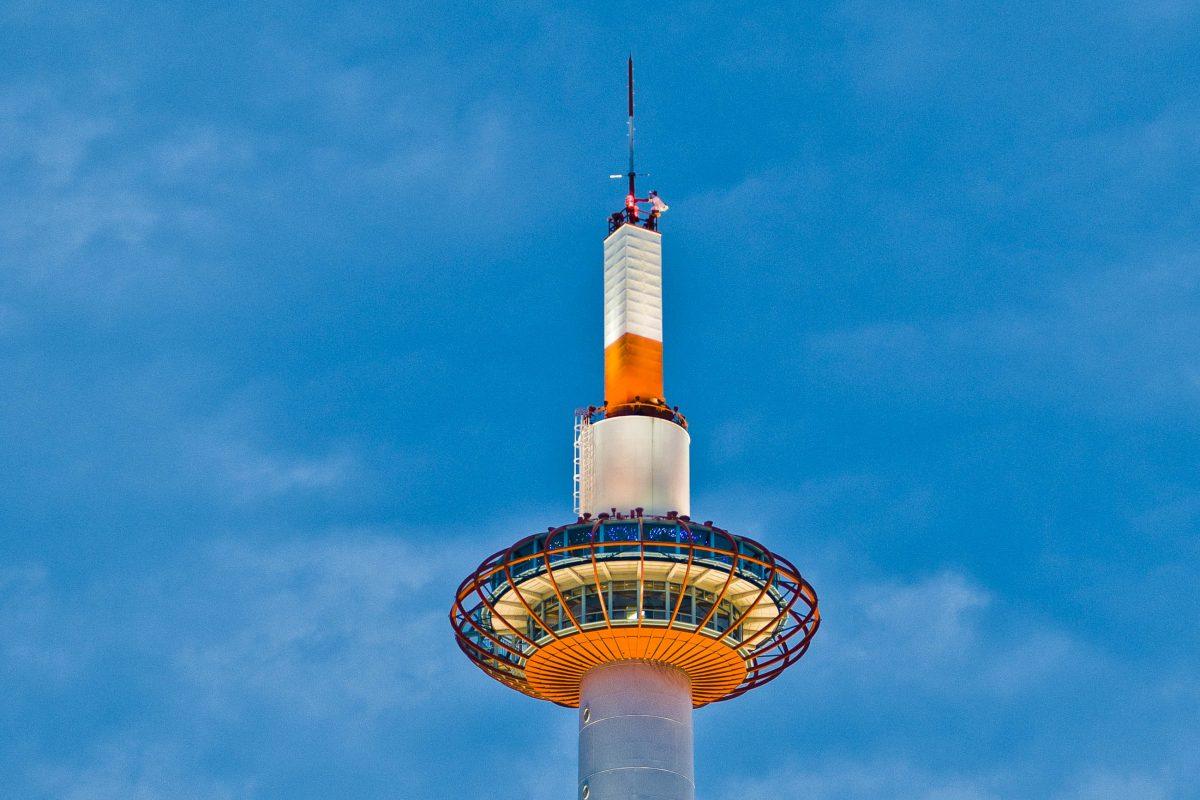 The 131 metre high Kyoto Tower in the evening, Japan - © Ghettog76 / Fotolia