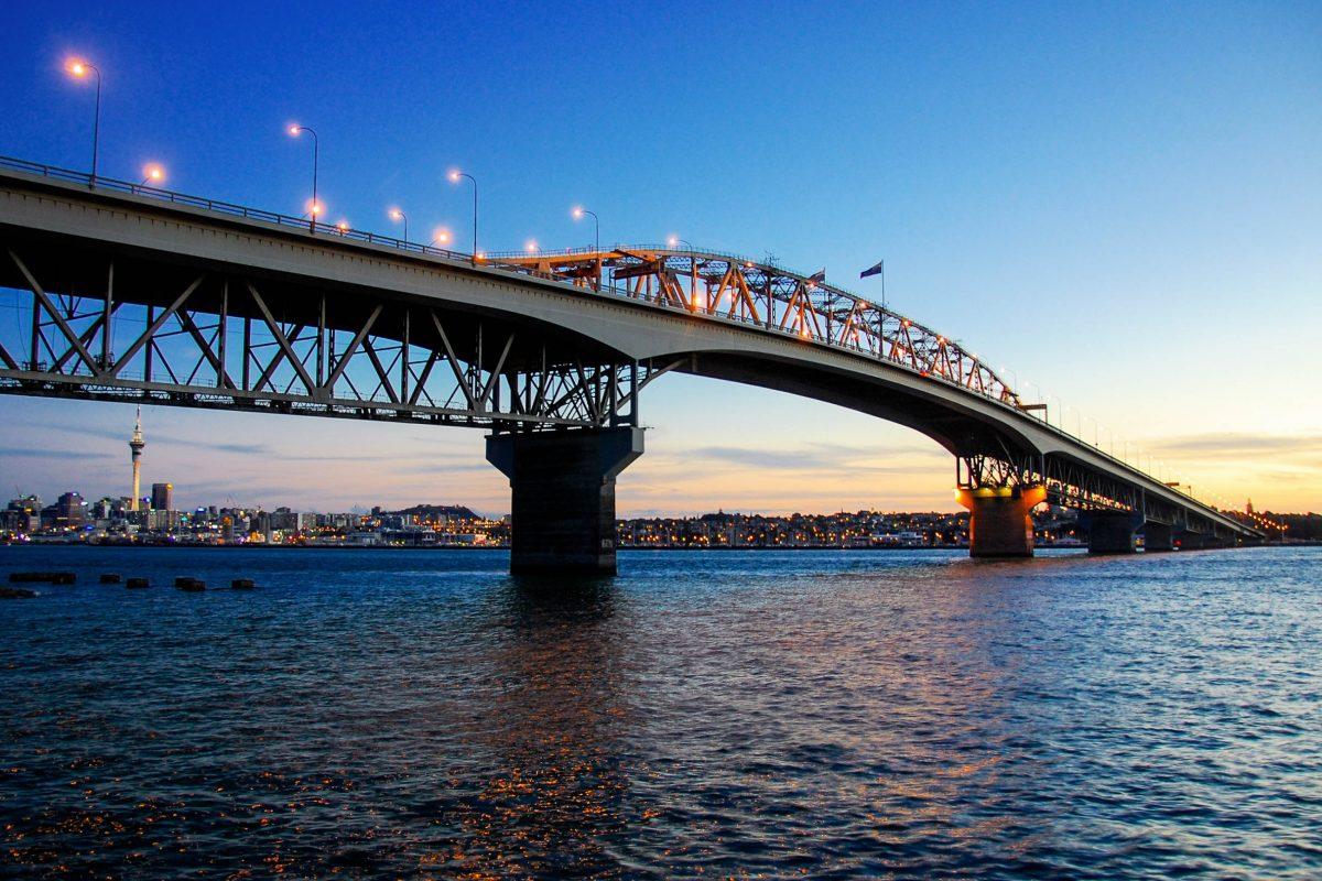 Especially at night, the picturesque Auckland Bay is a magnificent sight with thousands of sailboats and the striking Harbour Bridge, New Zealand - © Stephen Witherden CC BY2.0/Wiki