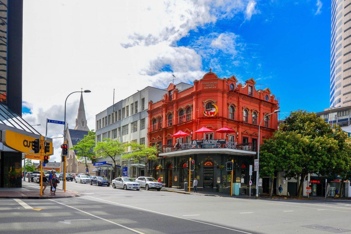  You can't miss the corner of Wyndham Street and Albert Street in Auckland, New Zealand, thanks to the distinctive red building of the Shakespeare Hotel and Brewery - © FRASHO / franks-travelbox