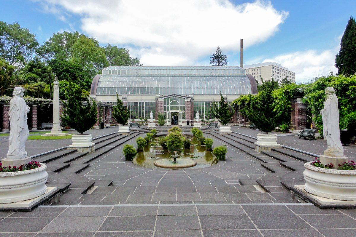 The two glass houses of the "Winter Garden" in the Auckland Domain flank a pretty square with a pond and several statues, New Zealand - © Andy king50 CC BY-SA3.0/Wiki
