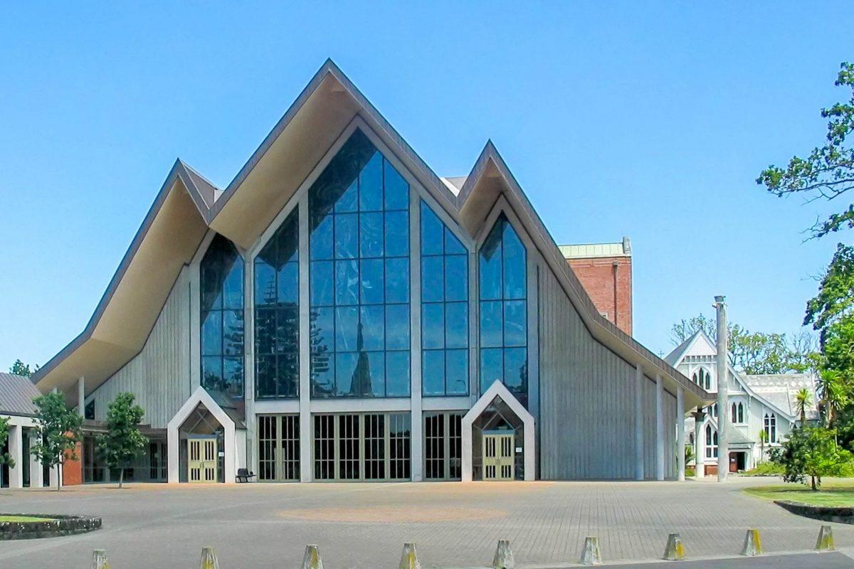 The Anglican Holy Trinity Cathedral in Parnell, a suburb of Auckland, New Zealand, was built from 1957 onwards - © Alan Liefting PD/Wiki