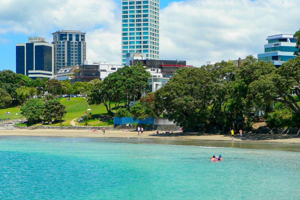Around a 15-minute drive from Auckland's city centre, Takapuna Beach boasts light sand and calm turquoise seas, New Zealand - © Sandy Austin CC BY 2.0/Wiki